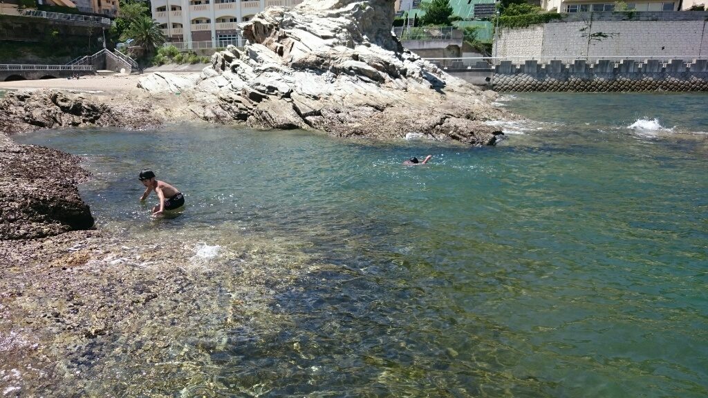 蓬莱岩で海水浴