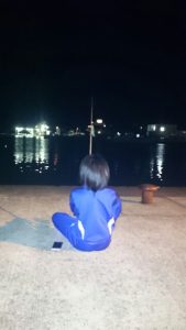 新和歌浦で夜釣り中の娘