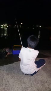 新和歌浦で夜釣り中の息子