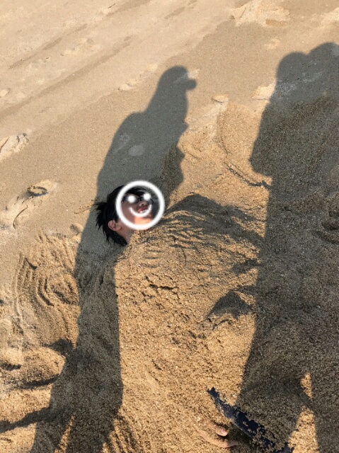 砂に埋まる息子